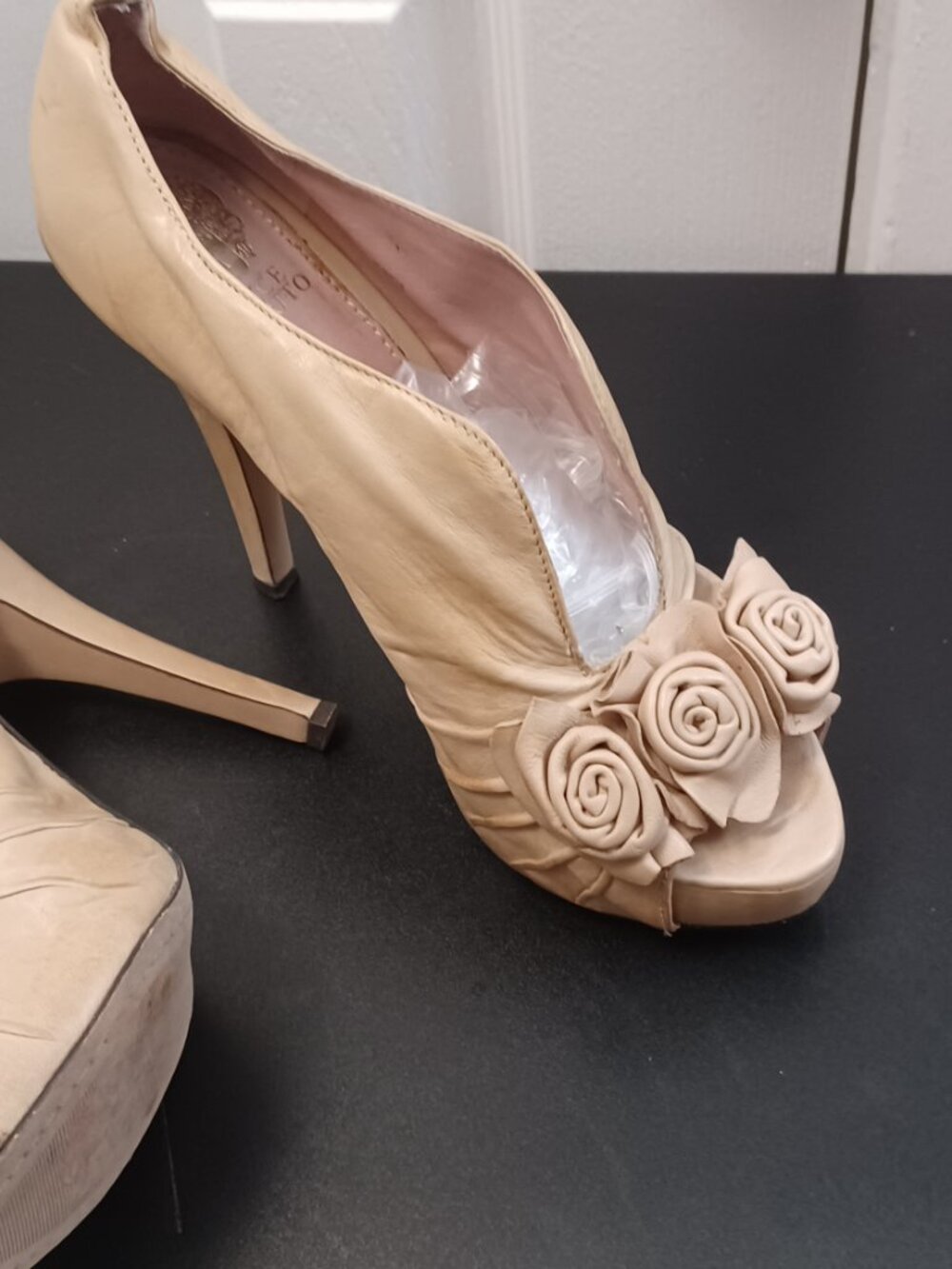 Vince Camuto Cream Rosette Stilettos 8 SLIP ON LEATHER Butter Soft